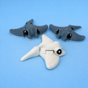 Wellengeist, niedliche Rochenfigur aus dem 3D-Druck von Printimon auf einfarbigem Hintergrund