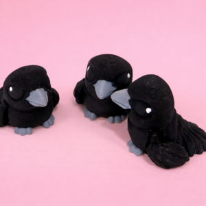 Nachtschwinge, niedliche d&uuml;stere Kr&auml;henfigur aus dem 3D-Druck von Printimon